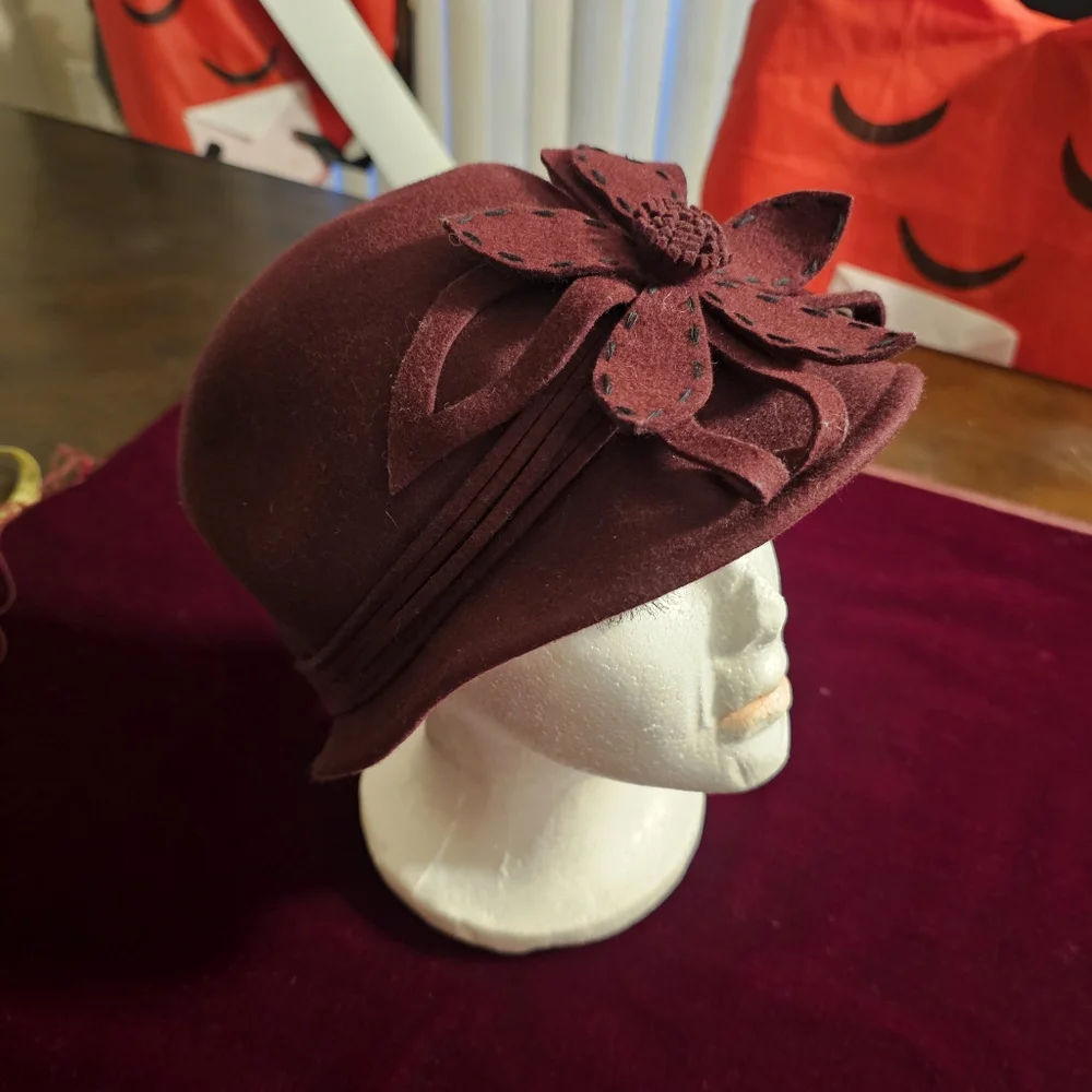 Delux Vintage Style Felt Womens Hat Floral Detail Burgundy 20s 30s 40s